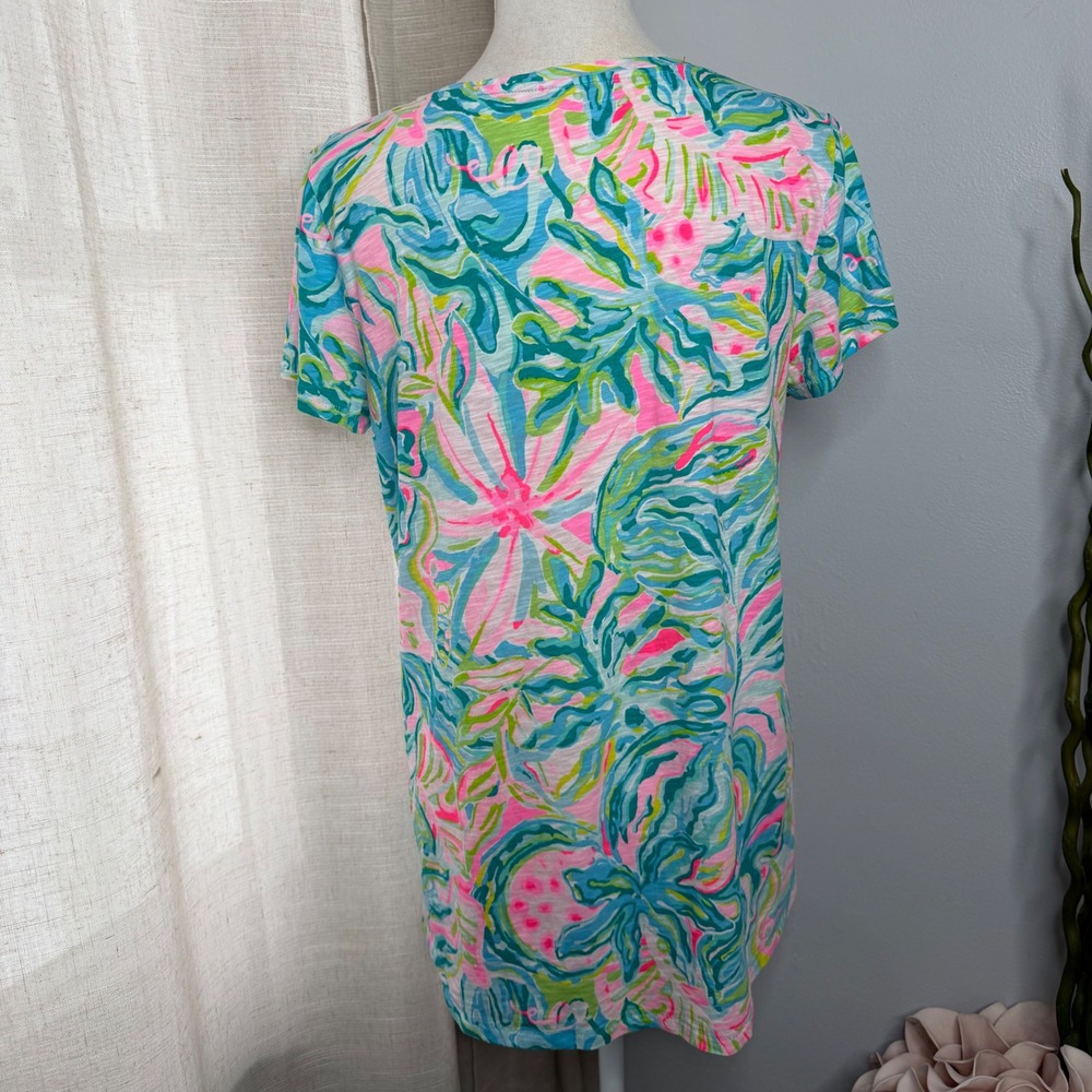 Lilly‎ Pulitzer Etta V Neck T Shirt Short Sleeve One in a Melon Pink Blue Medium - Picture 2 of 10